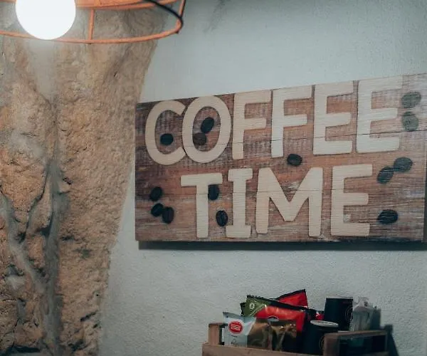 Grotta Carlotta לינה וארוחת בוקר 4*