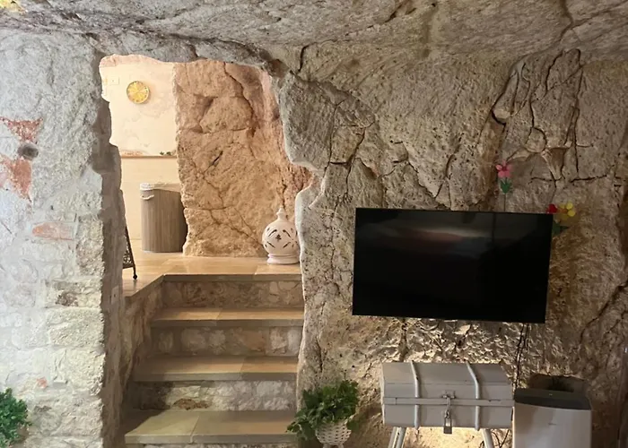 לינה וארוחת בוקר Grotta Carlotta 4*